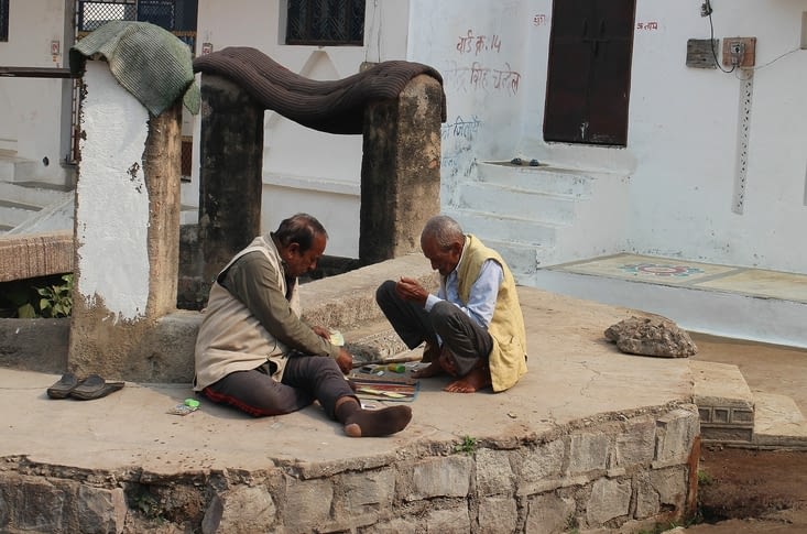 On tape le carton sur la margelle du puits