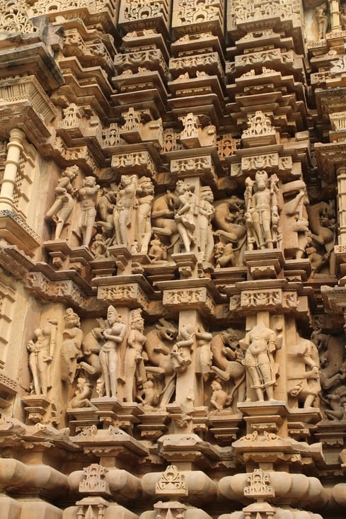 Un détail des sculptures recouvrant le temple