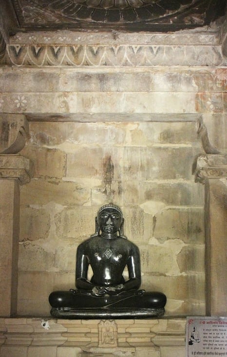 A l'intérieur de temple Jaïn