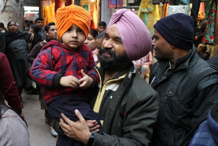 Un Sikh et son fils dans le bazar