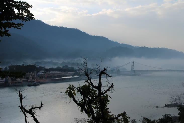 Depuis le jardin de l'ashram, on a une vue plongeante sur le Gange