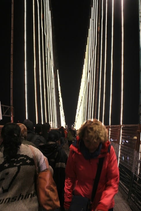 La traversée du pont dans la foule