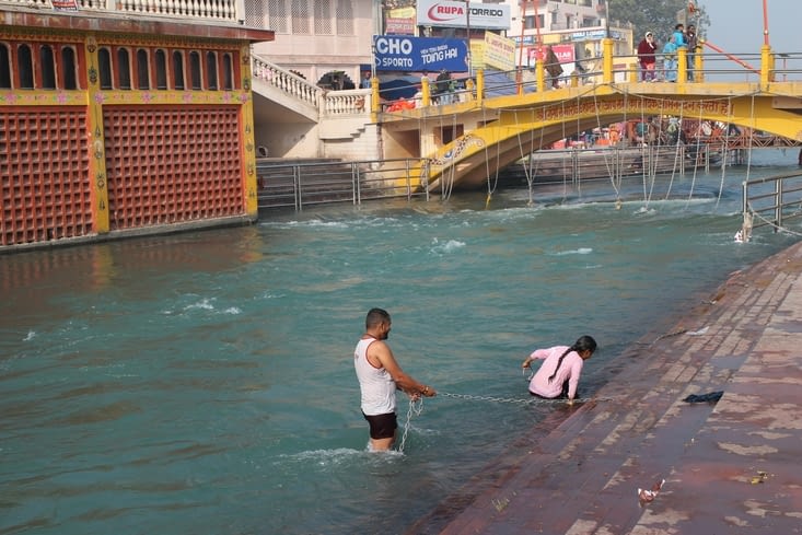 des pélerins dans le Gange