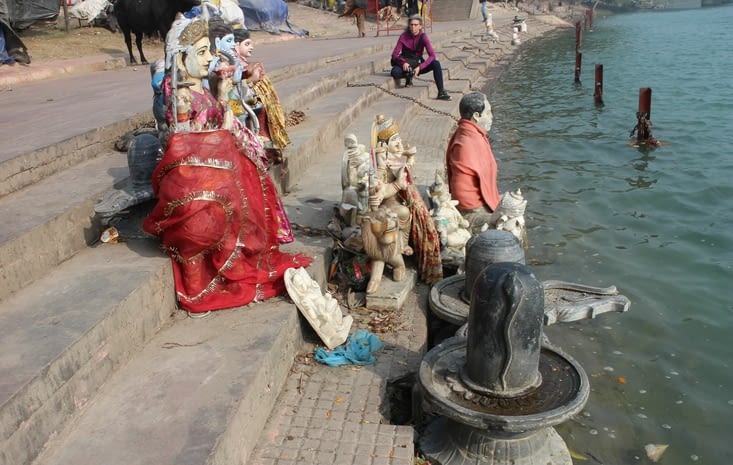 des statues immergées dans le Gange