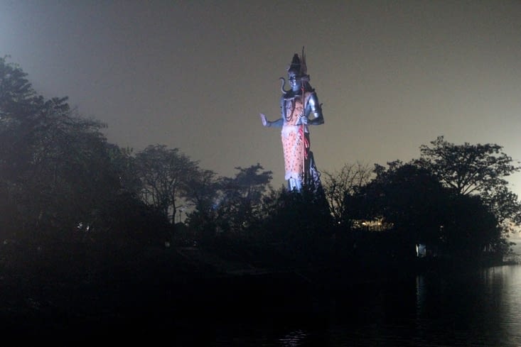 La statue de Shiva qui nous avait accueillis, est illuminée le soir