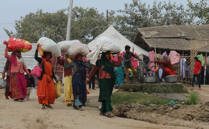Des pélerins arrivent à Prayagraj