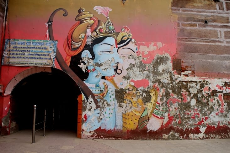 L'entrée du temple avec un mur peint en piteux état