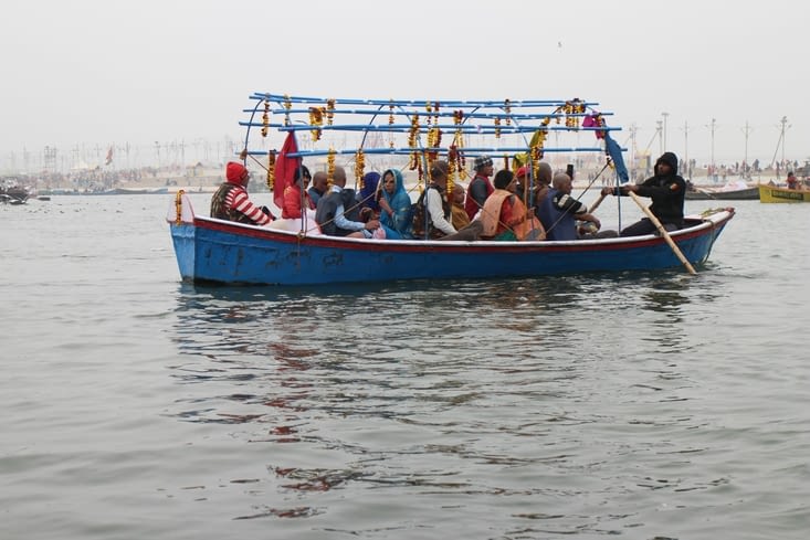 Un bateau bien décoré. Les fleurs seront-elles jetées en offrande dans le Gange ?