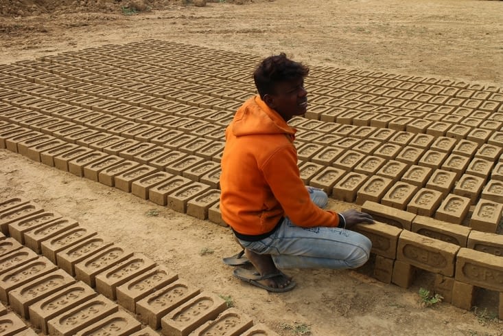 Les briques sèchent avant la cuisson