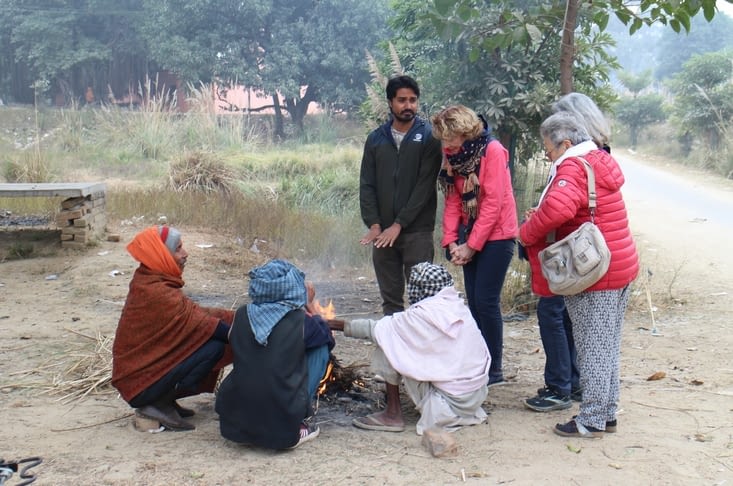 Nous rejoignons quelques résidents d'une maison de retraite qui ont allumé un petit feu.