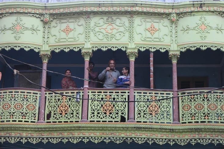 On nous fait signe du haut du balcon