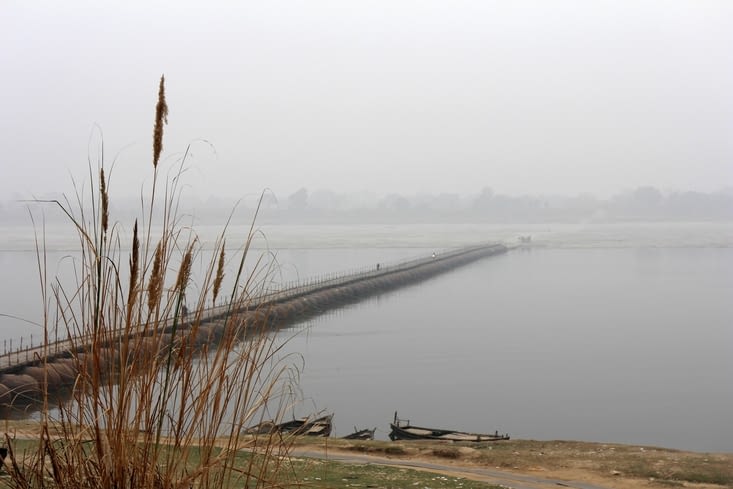sur les bords du Gange. On voit le pont flottant
