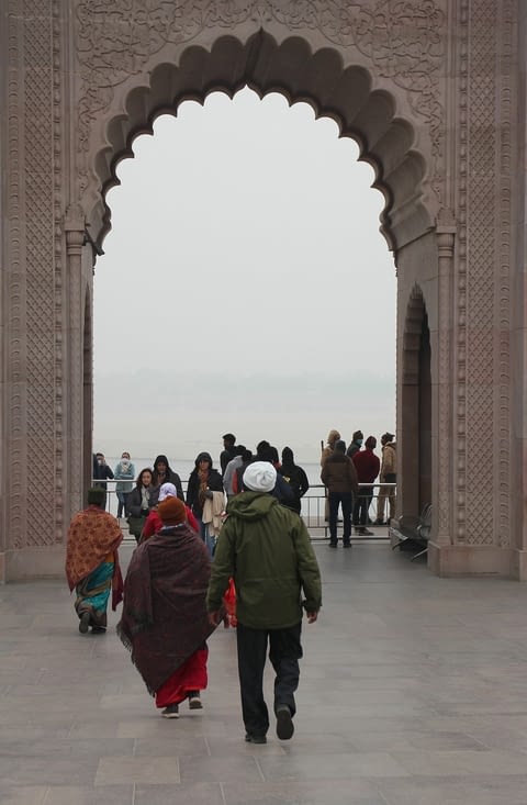 De l'autre côté, l'esplanade donne sur le Gange