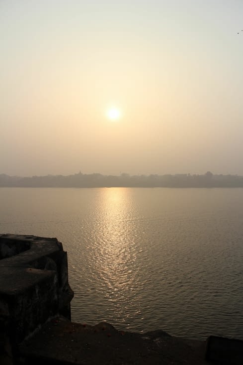 un beau coucher de soleil sur le Gange