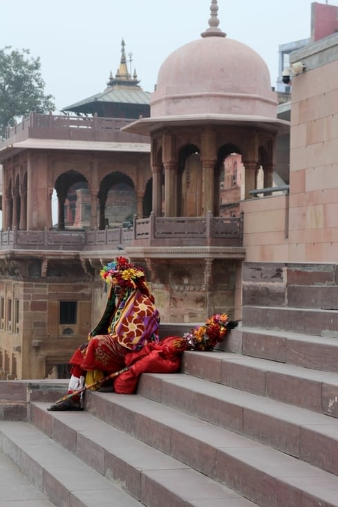 Un mendiant curieusement vêtu