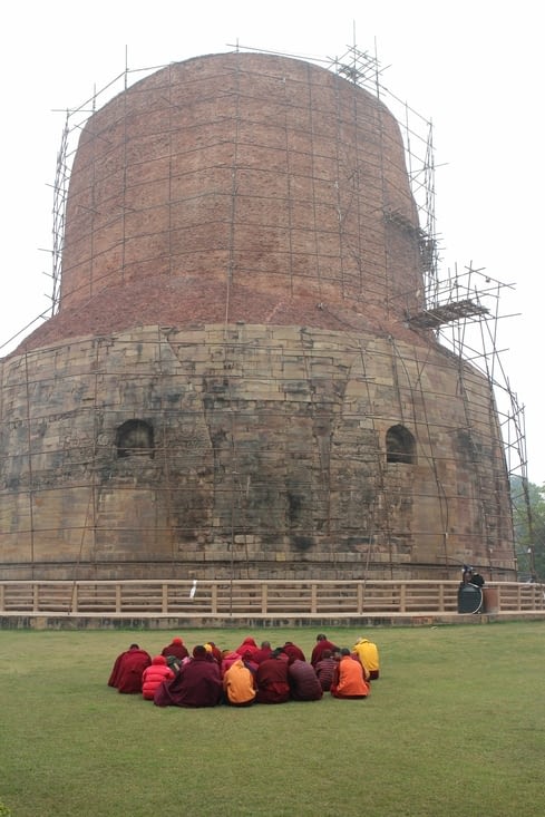 un groupe de pélerins au pied du stupa