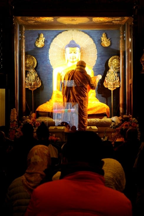 A l'intérieur du temple Mahabodhi