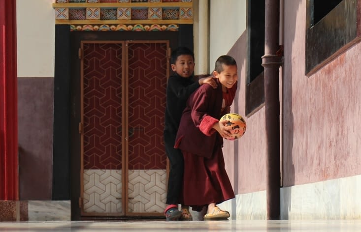 Ces deux apprentis lamas s'amusaient comme des fous près du temple