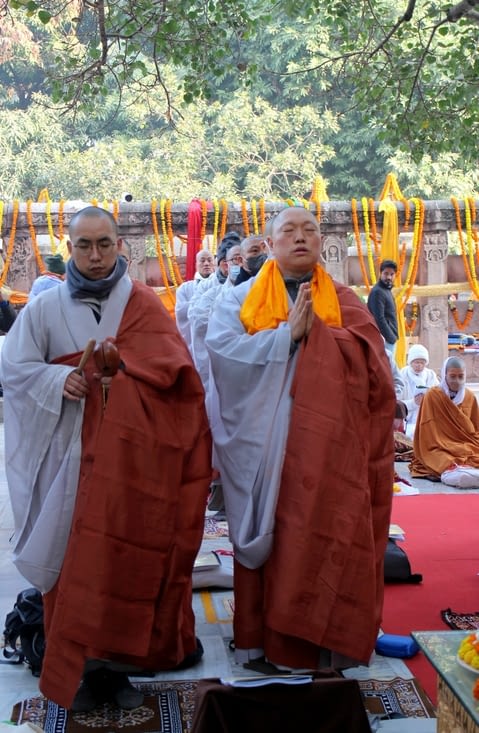 un groupe de moines qui chantaient magnifiquement