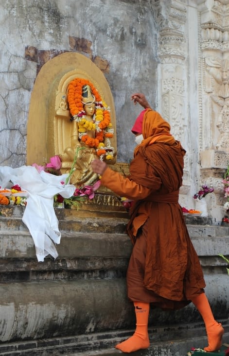un moine bien emmitouflé. Il faisait très froid à l'aube.