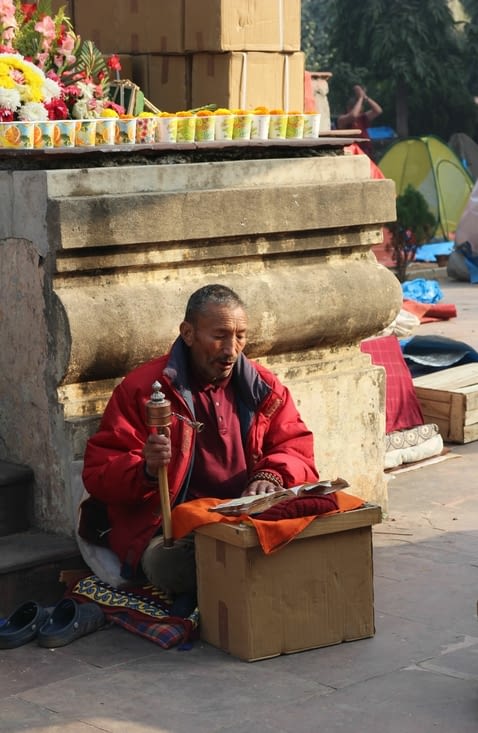 un pélerin récitant des prières