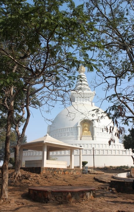 le stupa au sommet de la montagne