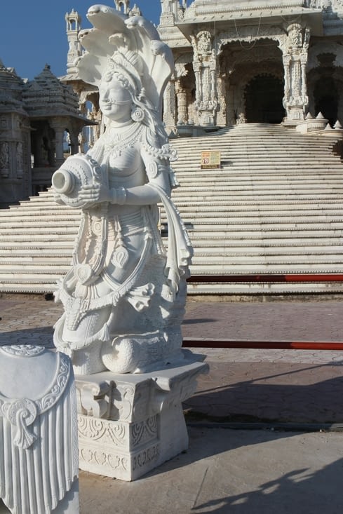 une divinité accueille les fidéles