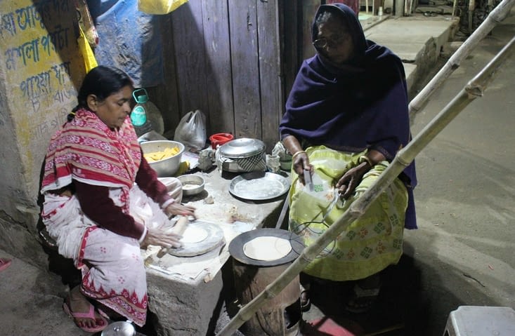 Deux femmes font des chapatis