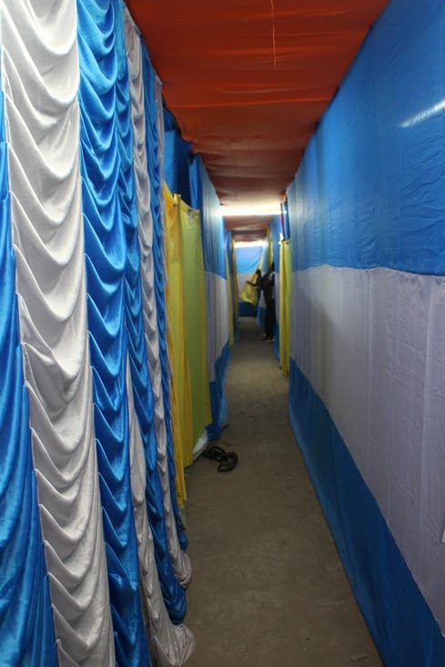 A l'intérieur du chapiteau