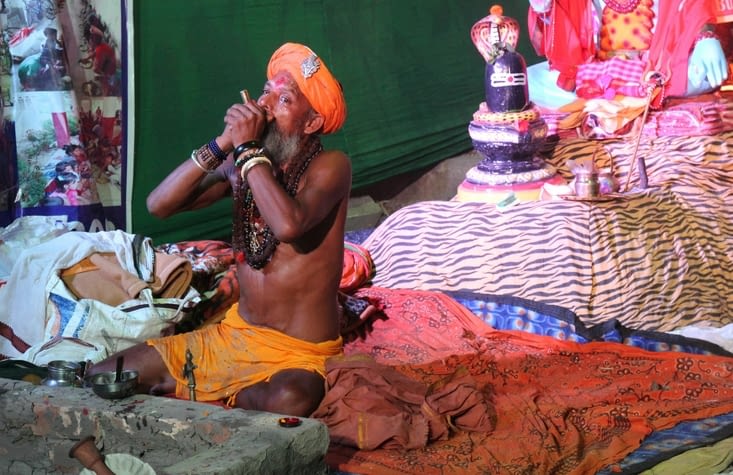 Je soupçonne qu'il ne fume pas que du tabac