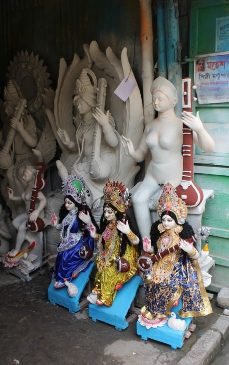 des statues de Sarasvati  encore nues et d'autres habillées