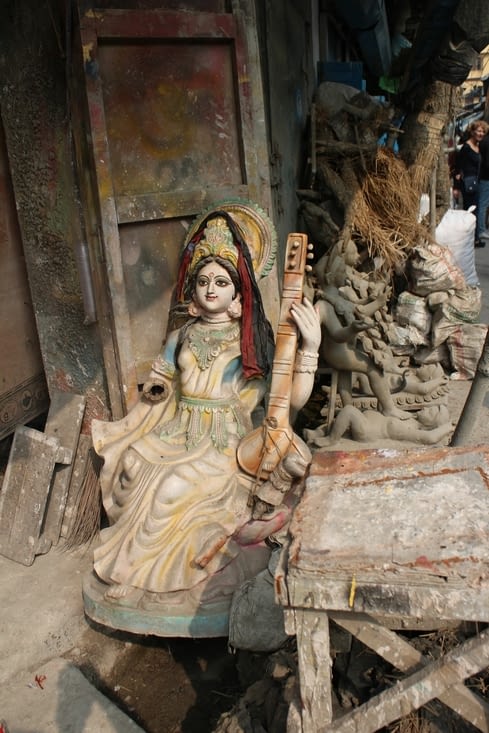 Et voici  Sarasvati, la déesse de la connaissance et des arts, très vénérée à Calcutta