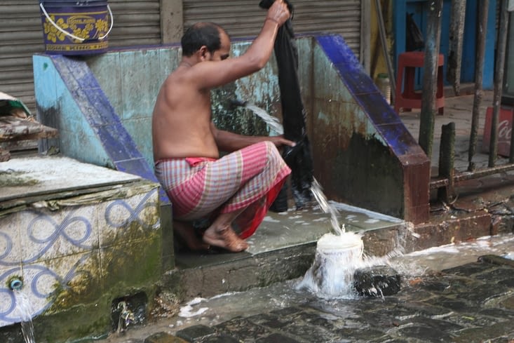 La toilette et la lessive dans la rue