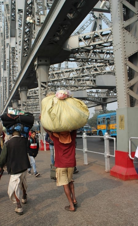 des porteurs bien chargés