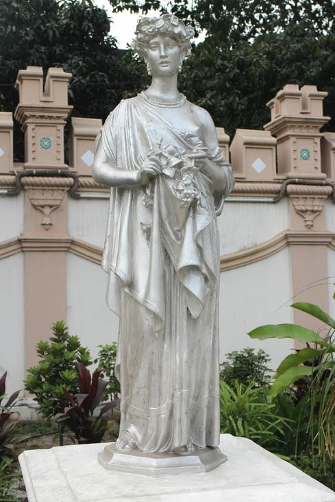 Une des statues du jardin, style art nouveau