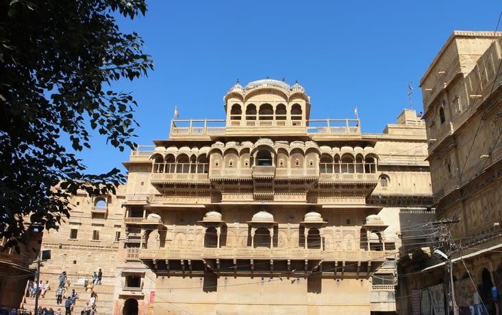 Le palais à l'intérieur du fort