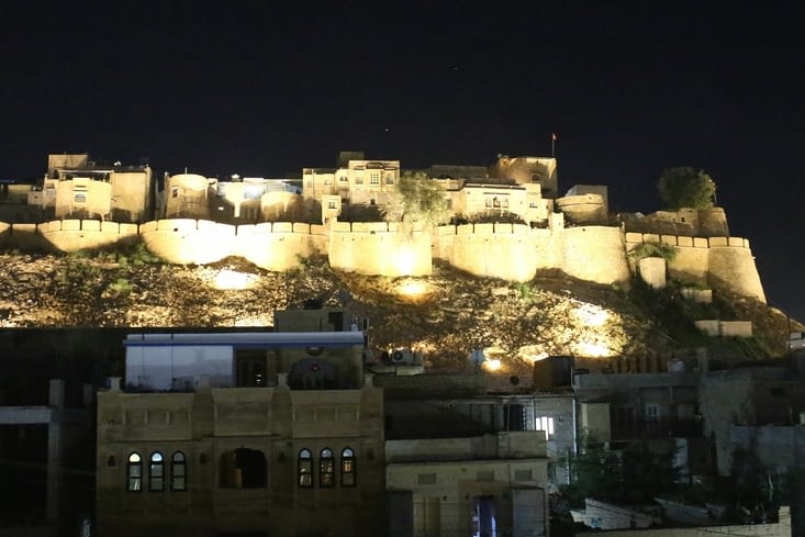 Vue sur la forteresse depuis le toit terrasse du Shahi Palace Hotel