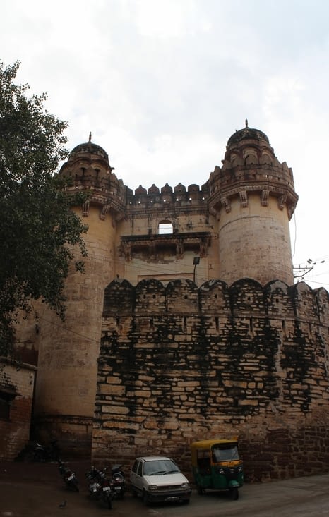 l'entrée de la forteresse (en tournant à gauche)