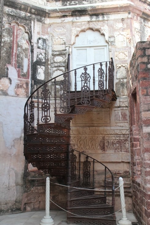 un escalier qui a été forgé en Europe (en France il me semble)