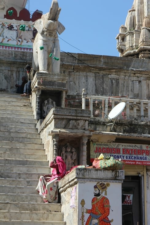 au pied de l'escalier monumental du temple Jagdish