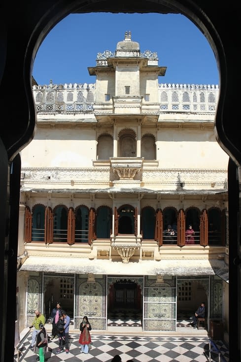 Dans une des cours du palais