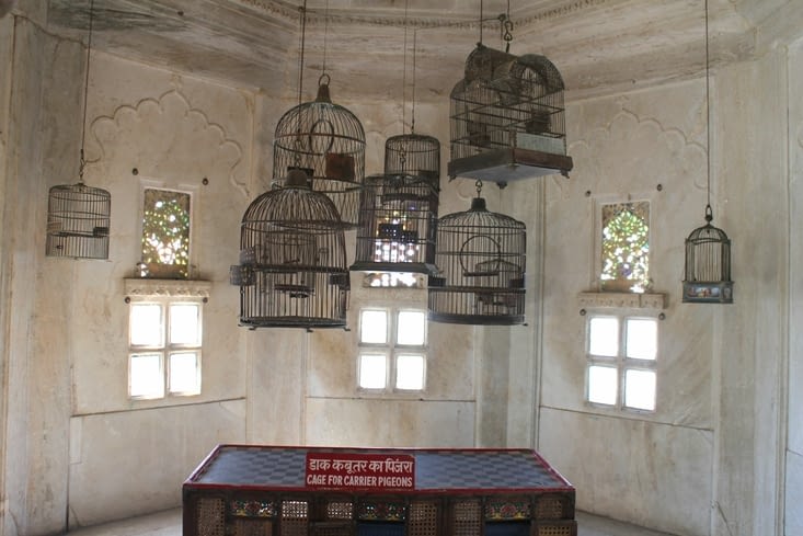 dans une des salles du palais, une collection de cages pour pigeons voyageurs