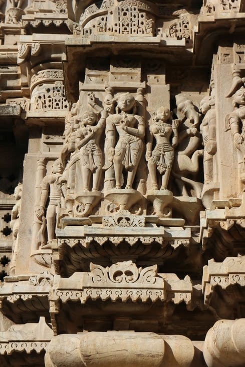 des sculptures à l'extérieur du temple