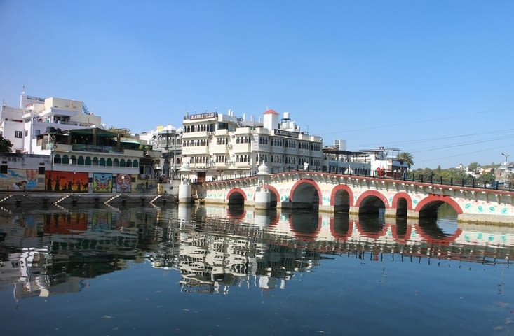 le Joli pont qui mène à l'autre partie de la ville