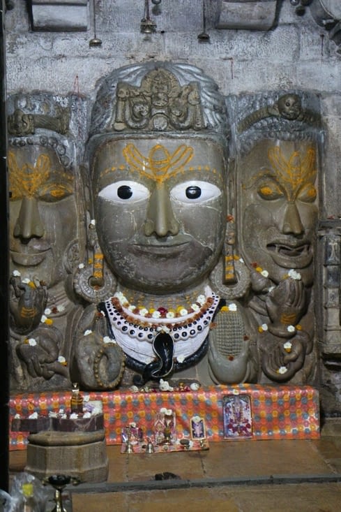 A l'intérieur du temple, à nouveau Shiva aux trois visages.