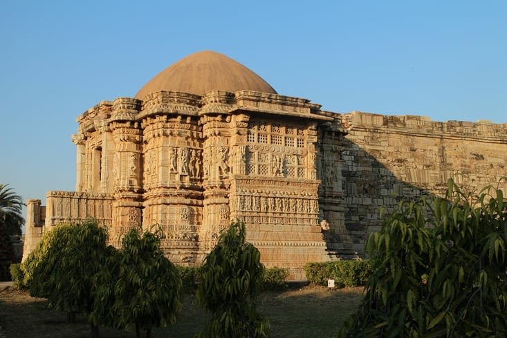 En face du palais du Maharaja, un temple magnifique