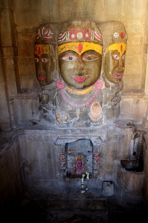L'intérieur d'un temple à Shiva
