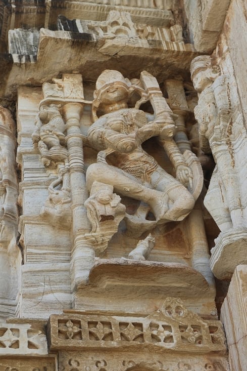 une guerrière au sabre à l'extérieur d'un temple