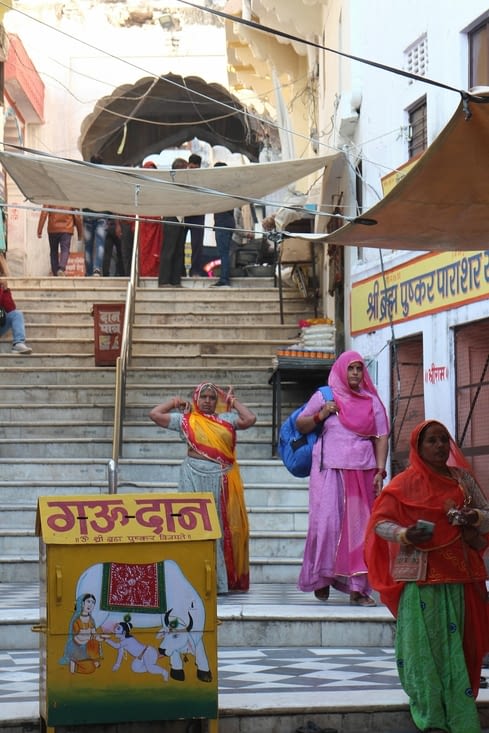 un escalier qui descend vers les ghats