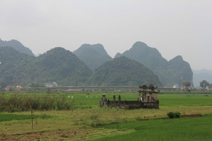 une tombe dans les champs